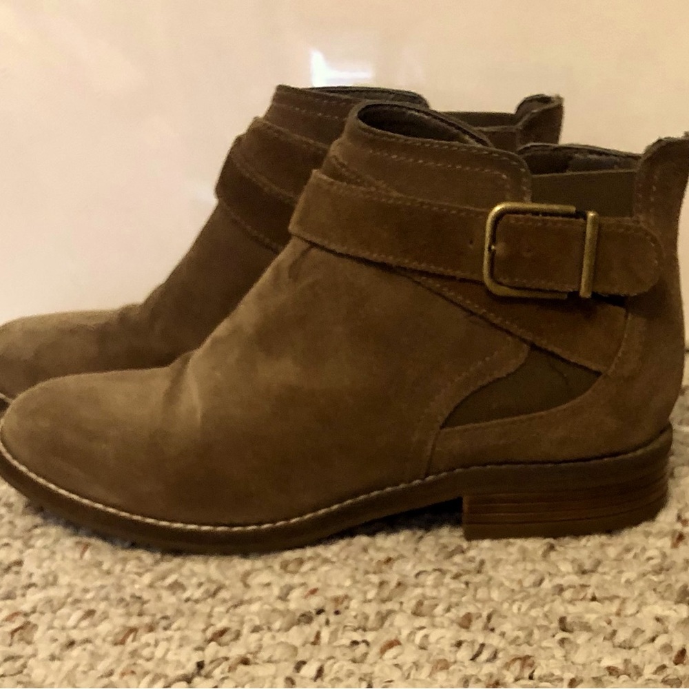 Low cut Chelsea boots